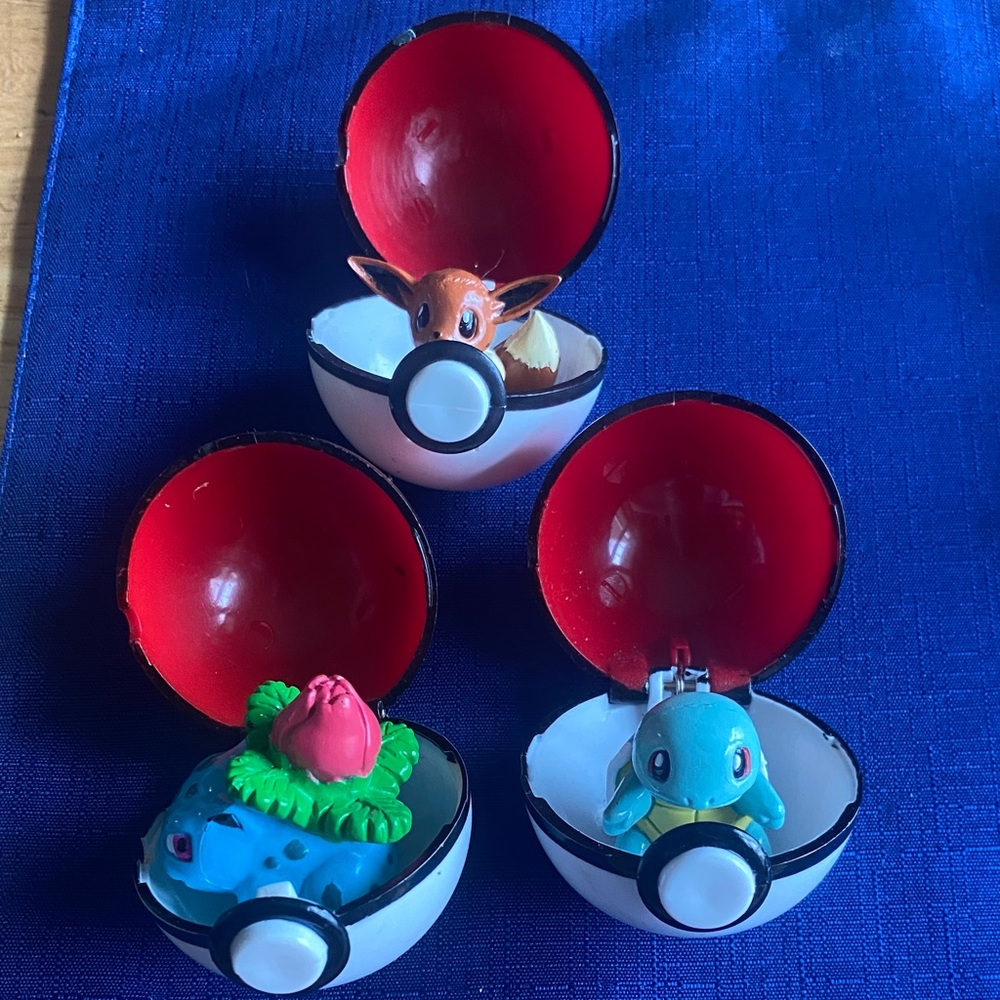 Vintage 1999 Pokémon with Poké ball assortment